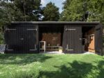 Bild von Plus Gartengebäude Nordic Multihaus zwei Doppeltore aussen 635 x 218 cm - Dachpappe, Aluleisten und Bodenanker