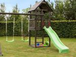 Immagine di Plus Play Spielturm mit Dach, Schaukelbalken und roter Rutsche 460 x 395 x 283 cm